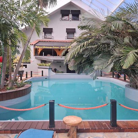 Tropical Hotel Дюрби Екстериор снимка