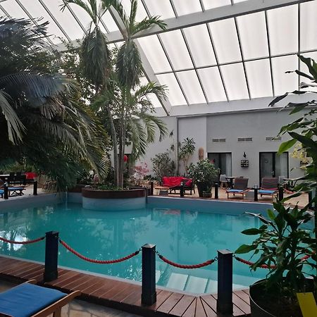 Tropical Hotel Дюрби Екстериор снимка