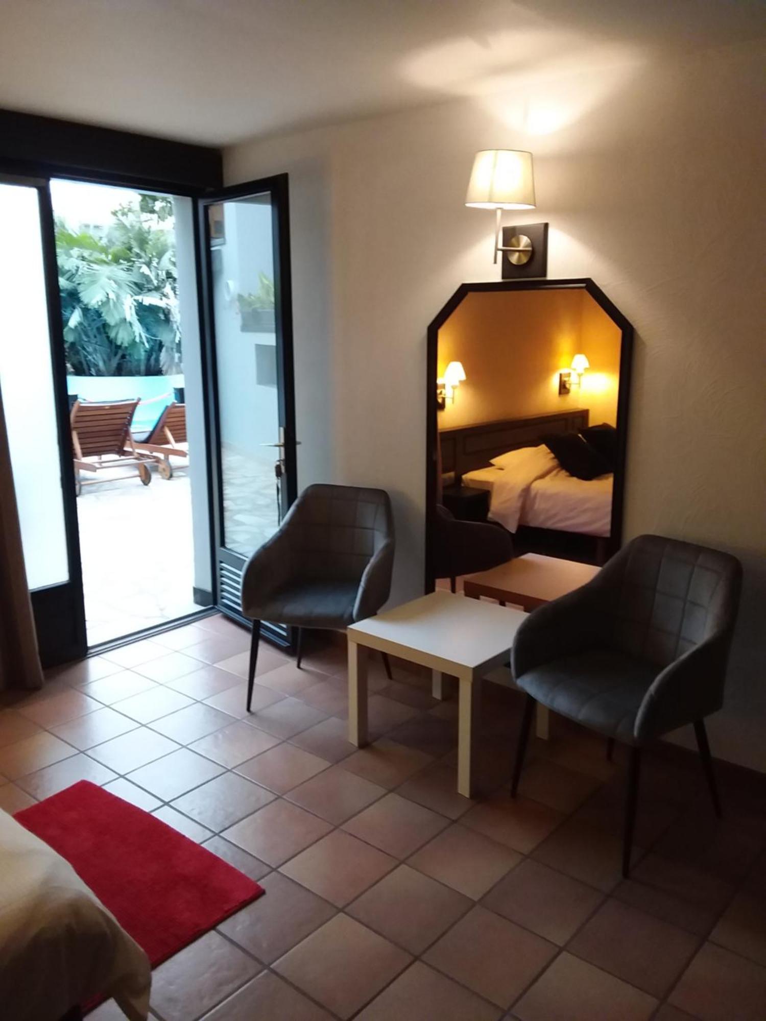 Tropical Hotel Дюрби Екстериор снимка