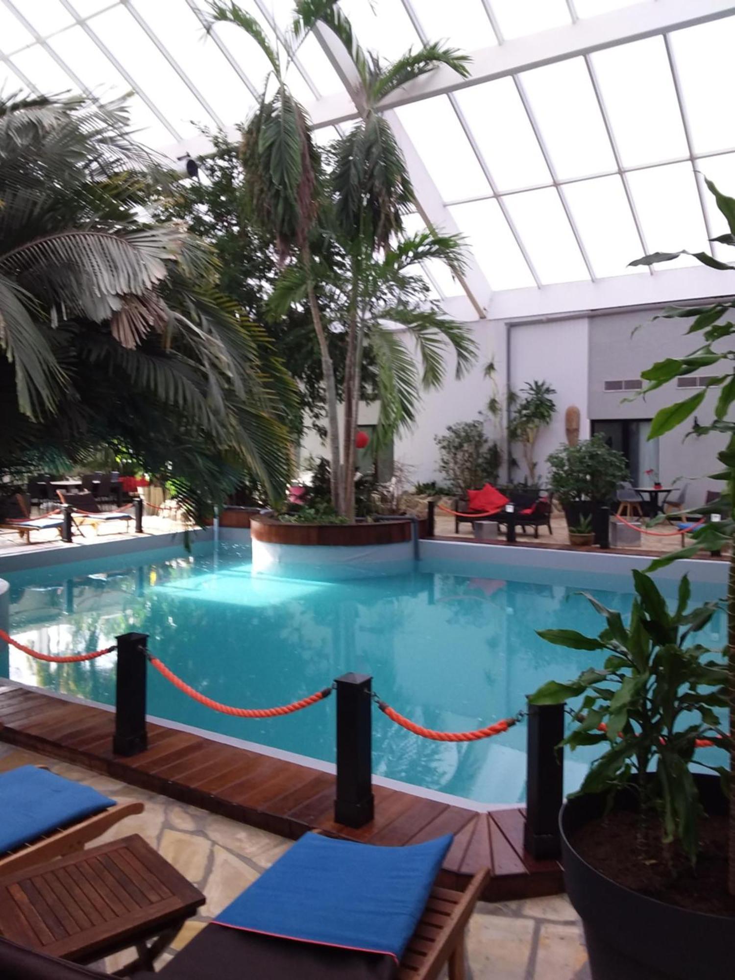Tropical Hotel Дюрби Екстериор снимка