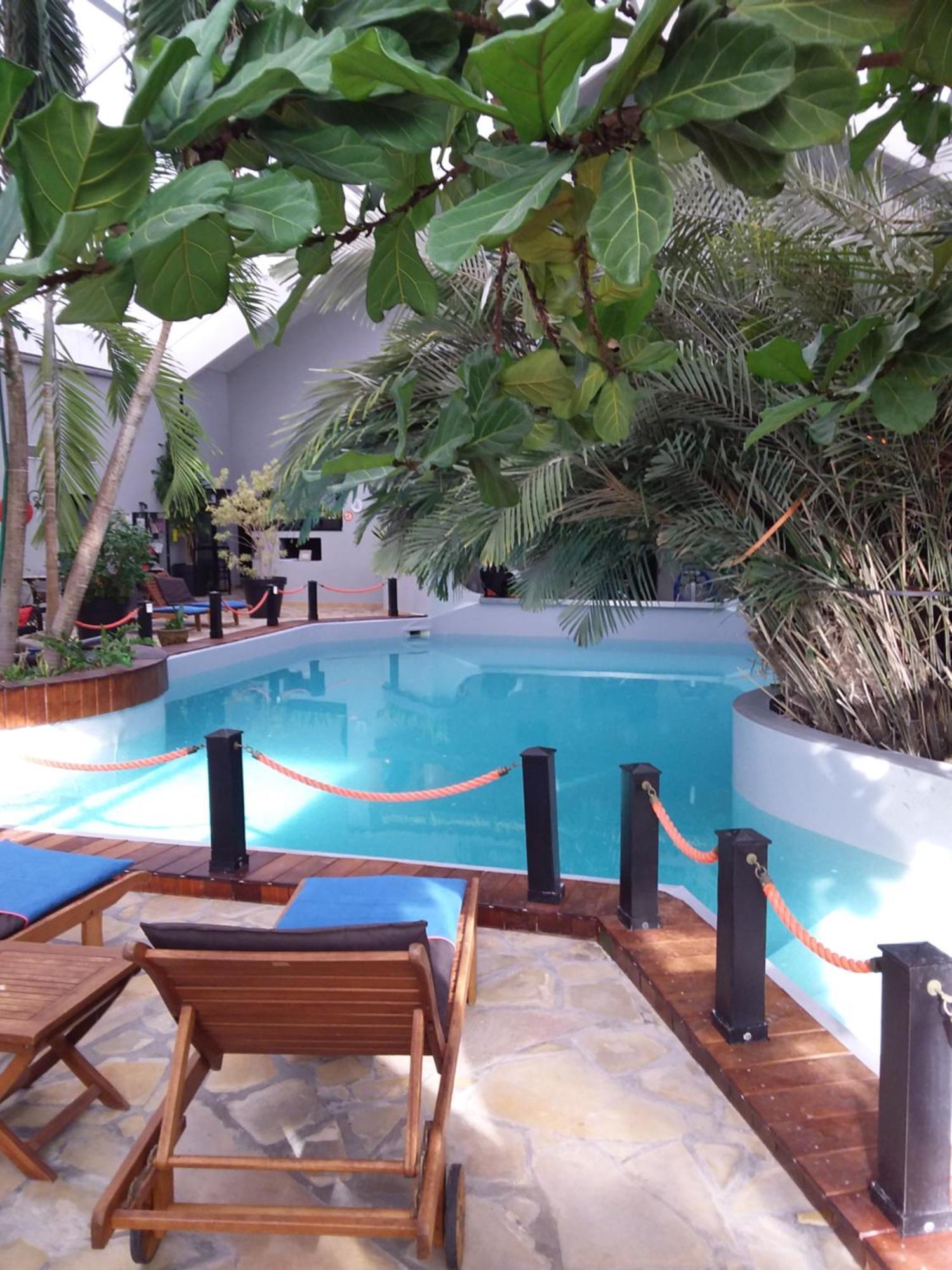 Tropical Hotel Дюрби Екстериор снимка