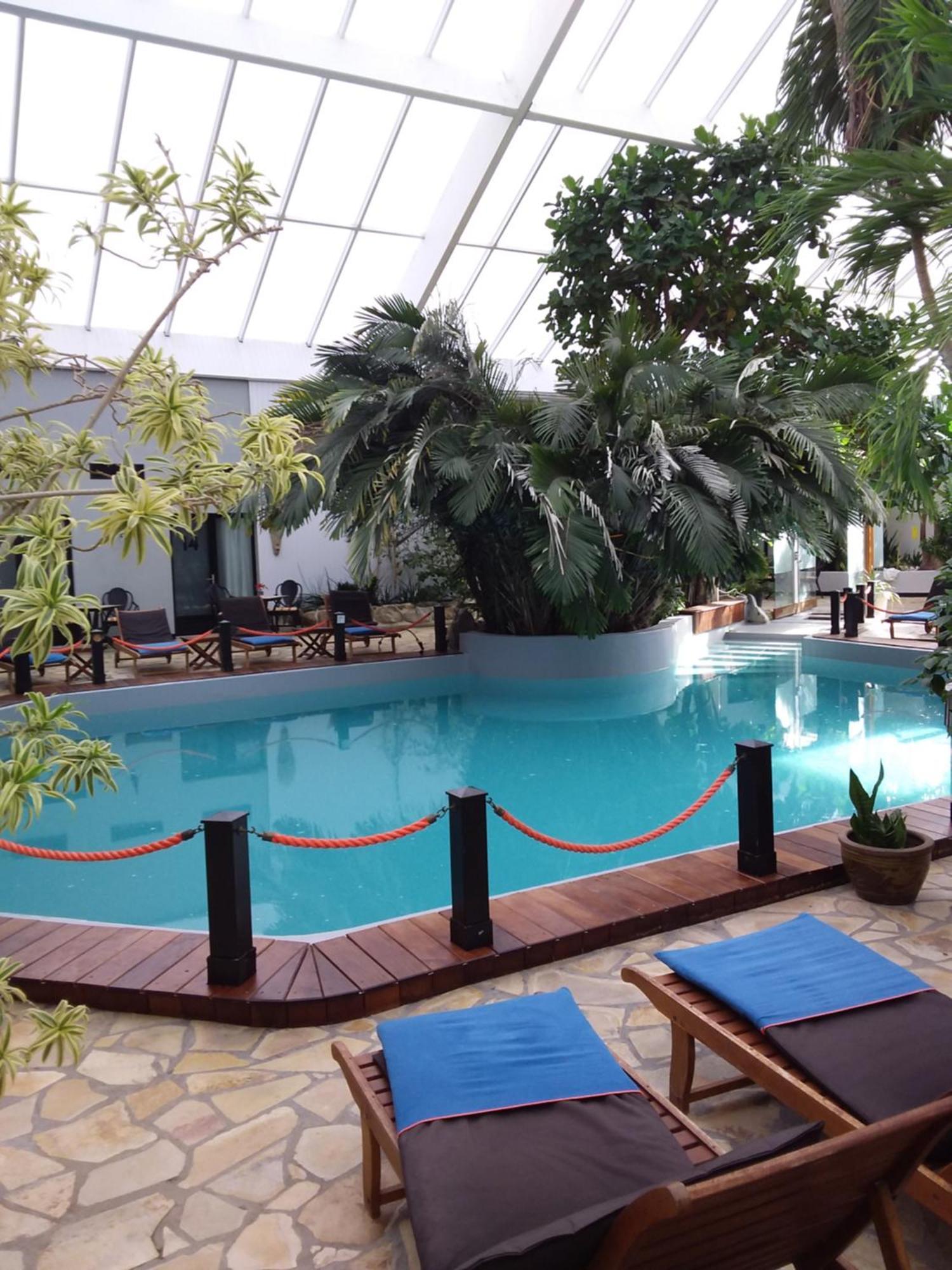Tropical Hotel Дюрби Екстериор снимка